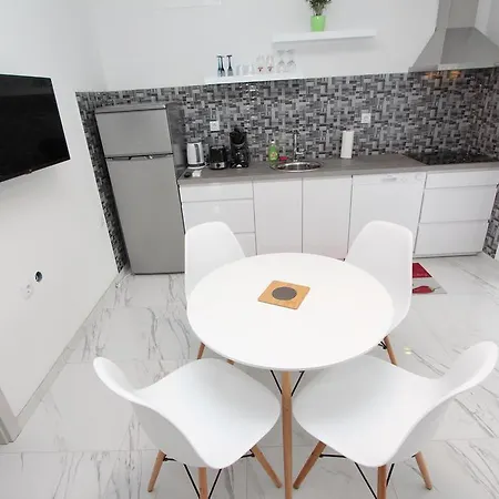 Karlo 1 Apartment *
